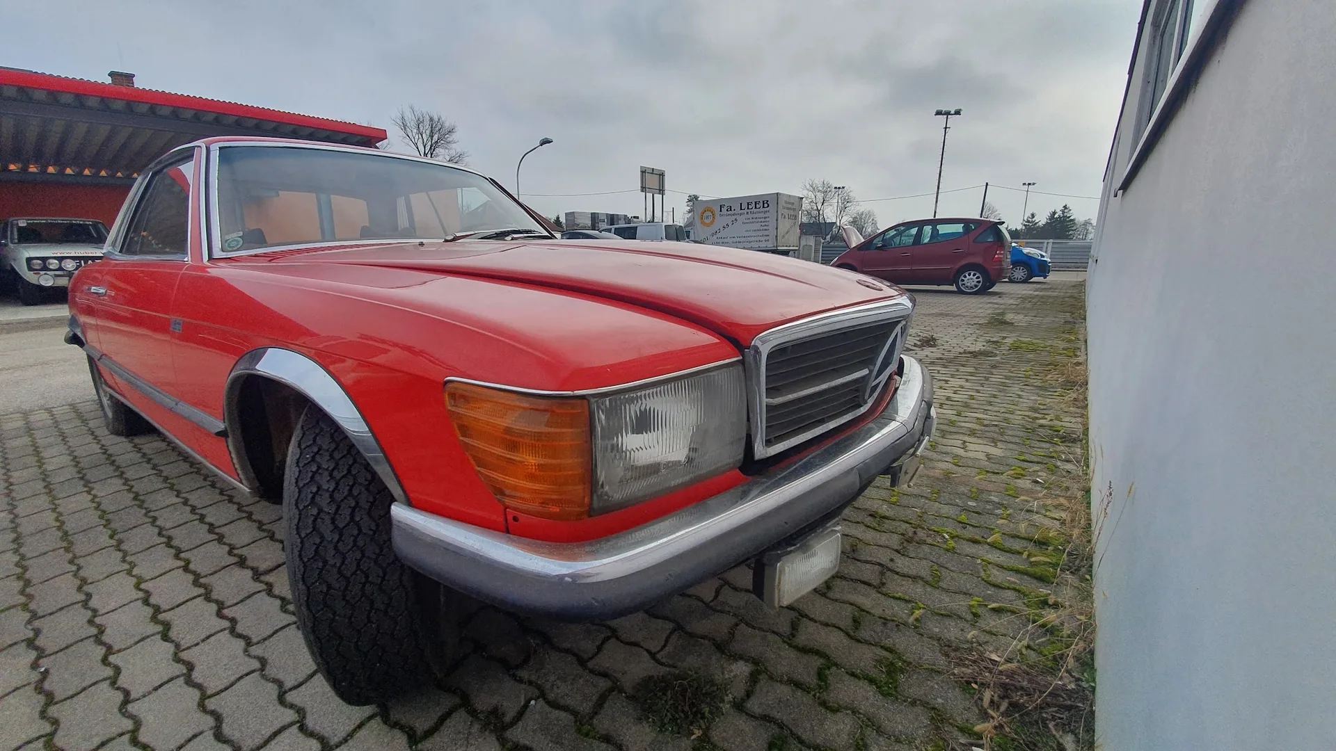 Roter klassischer Mercedes am Betriebsareal